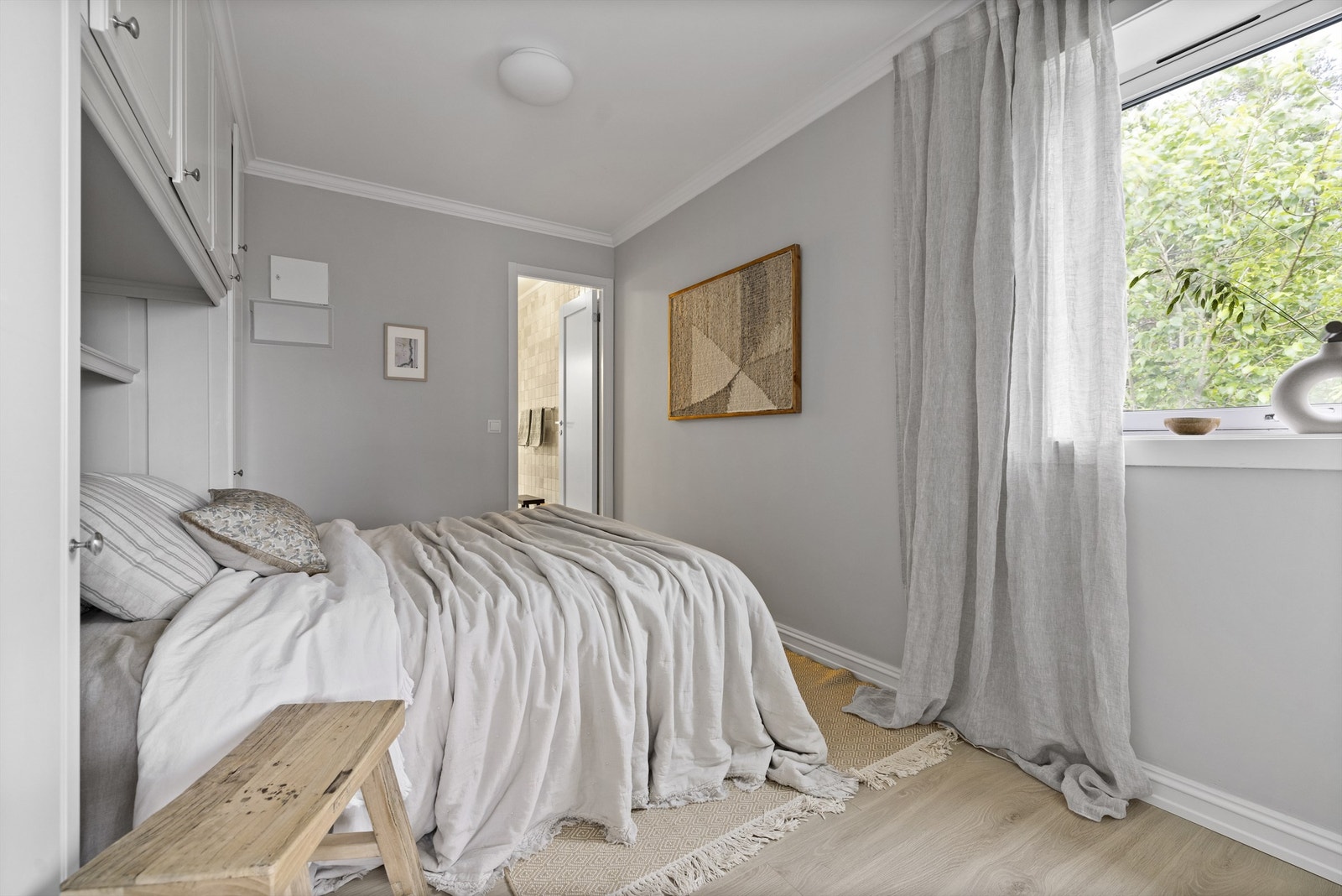 Innbydende hovedsoverom på ca. 8 kvm med store garderober og plass til dobbeltseng Galleribilde