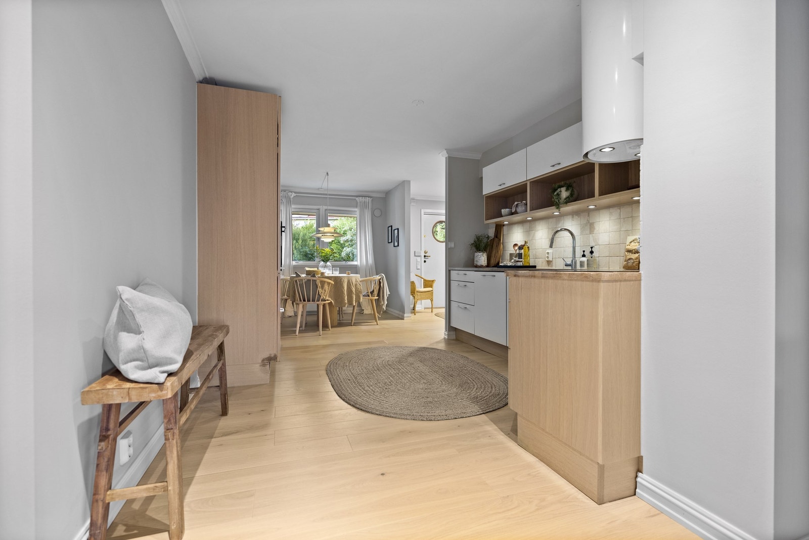 Pent lyst kjøkken med mye skapplass Galleribilde