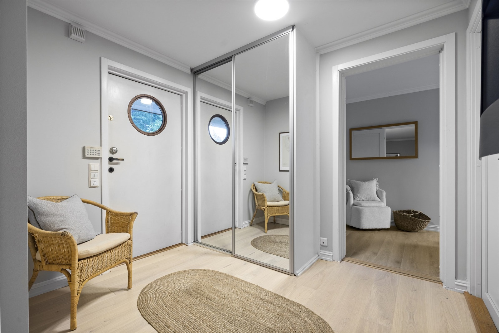 Entré med stor speilgarderobe. Herfra er det dør til bad og soverom 2 Galleribilde