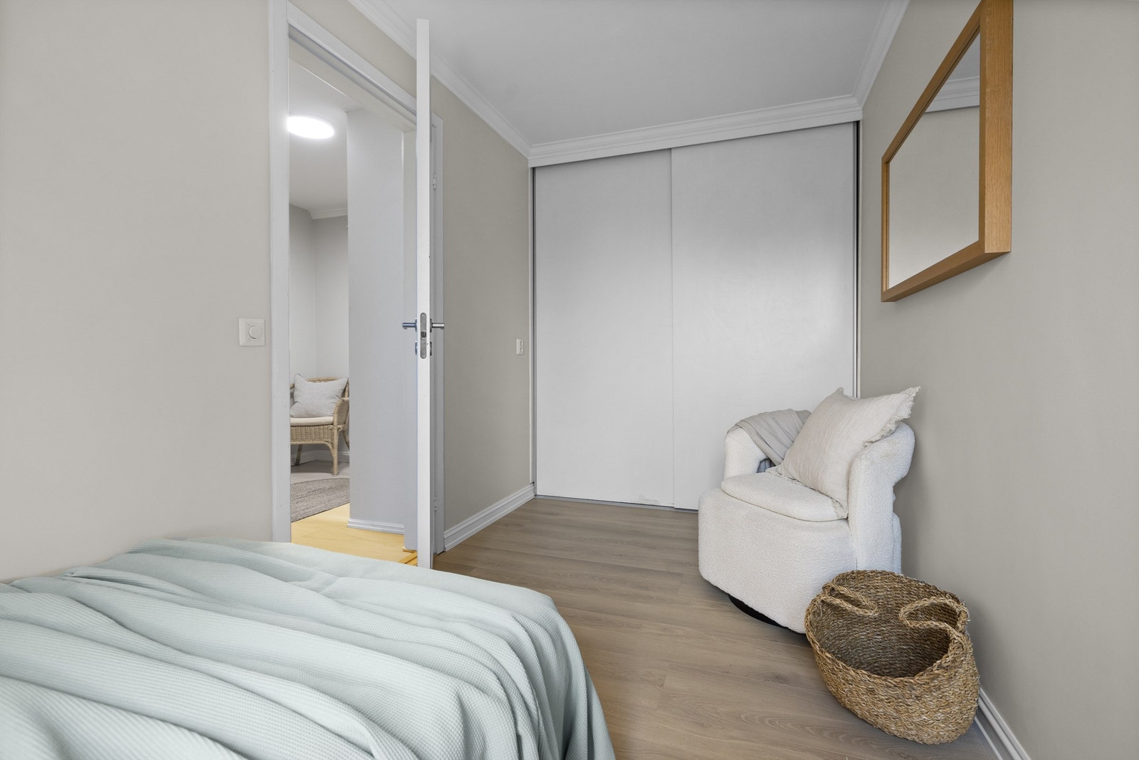 Stor skyvedørsgarderobe Galleribilde