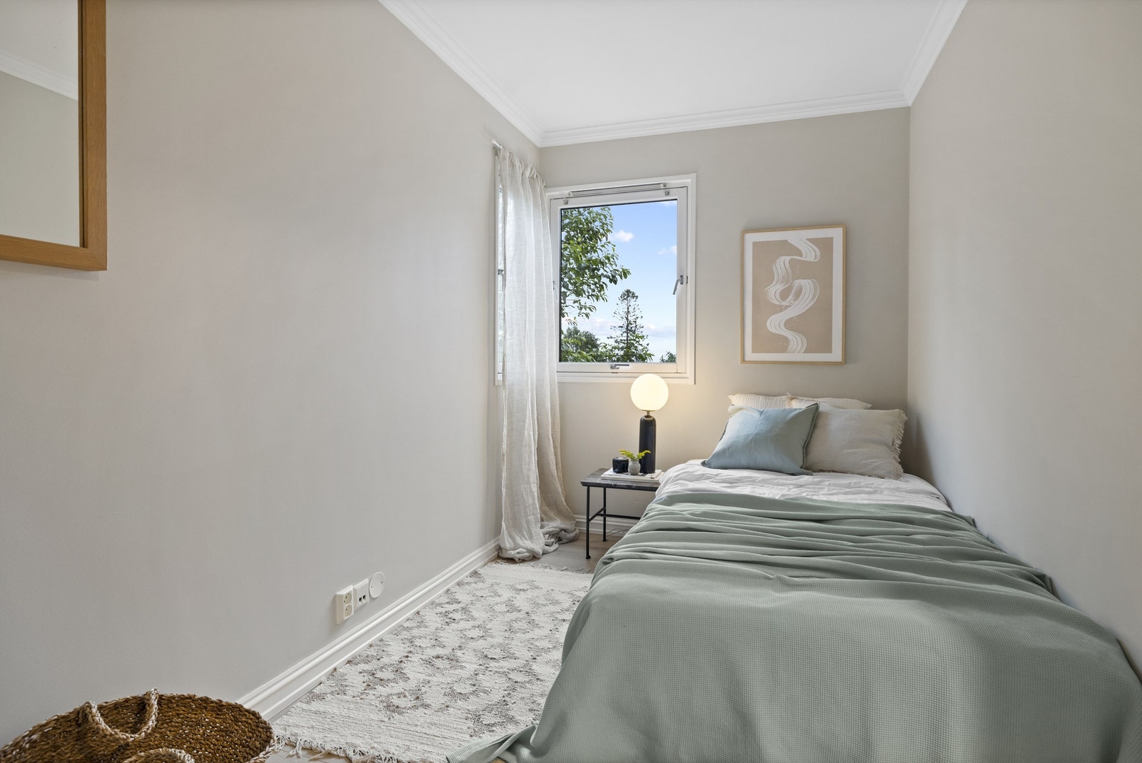 Soverom 2 er på ca. 10 kvm med god plass til seng og garderobe. Rommet ligger på enden av bygget med hjørnevindu Galleribilde