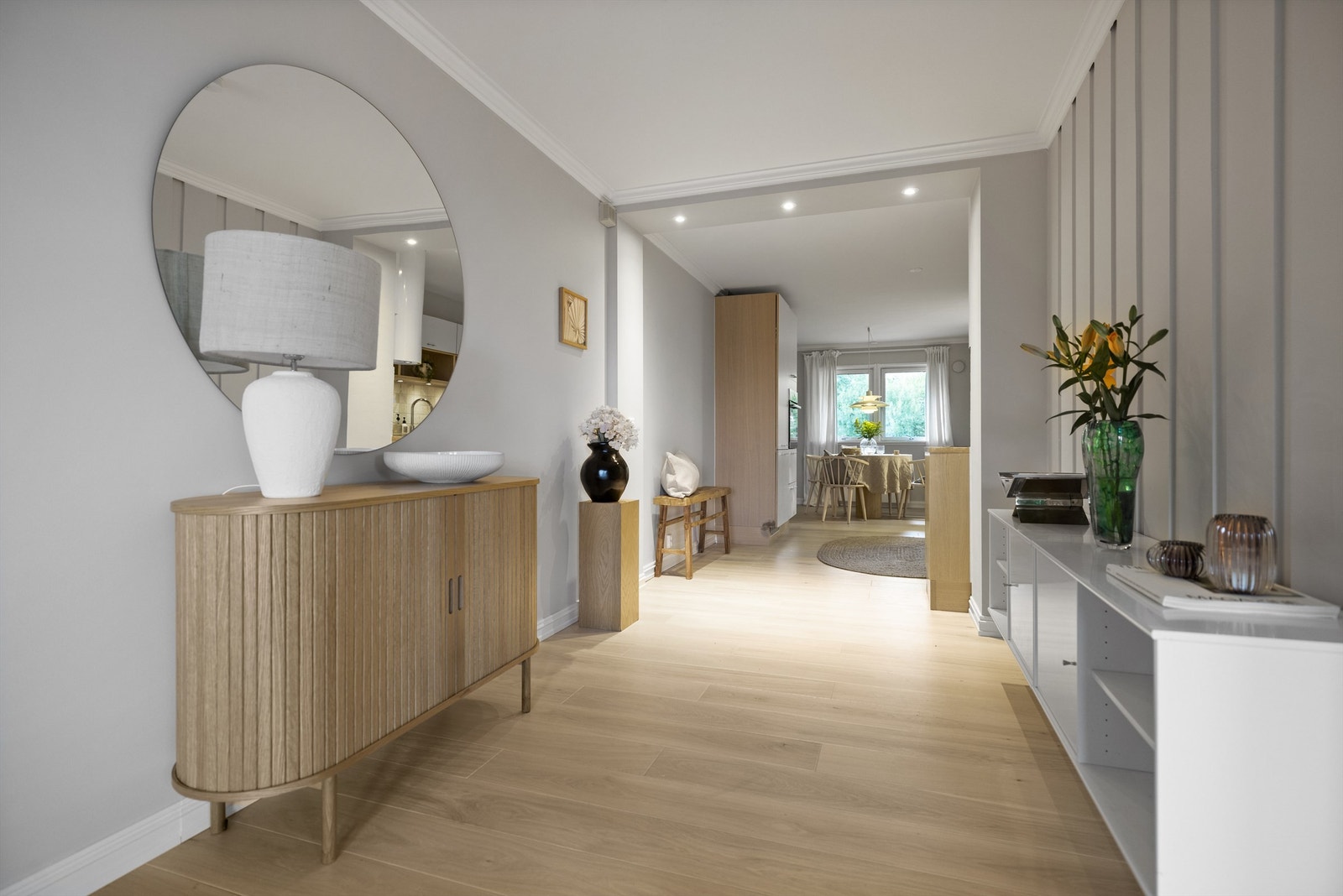 Sone mellom stue og kjøkken egner seg godt til langbord eller som en TV-stue Galleribilde