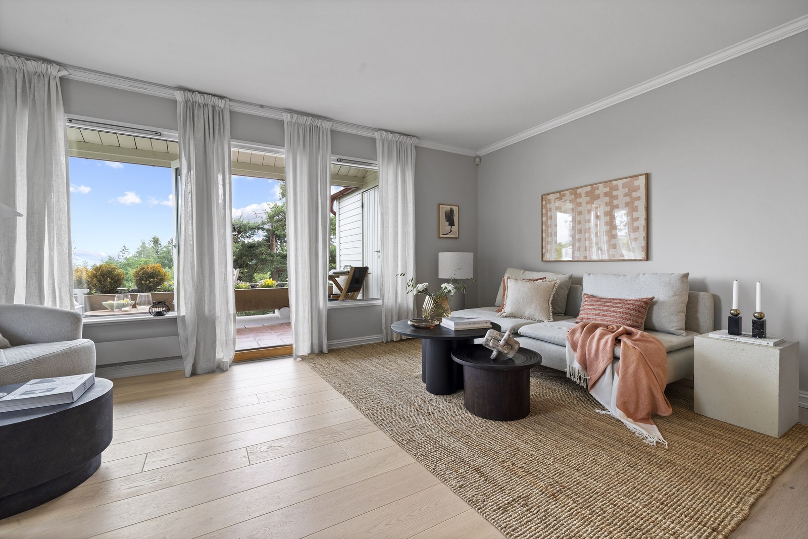 Dette er en lys og nyoppusset topp-endeleilighet i Nedre Holmenkollen med fantastisk utsikt og gode solforhold Galleribilde