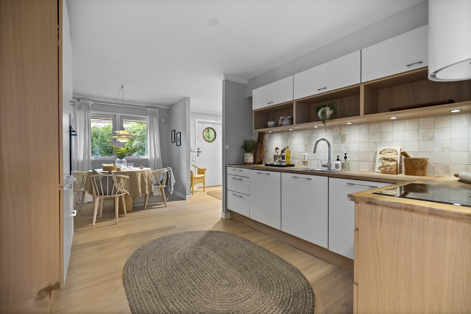 Plass til spisebord i egen nisje tilknyttet kjøkkenet Galleribilde