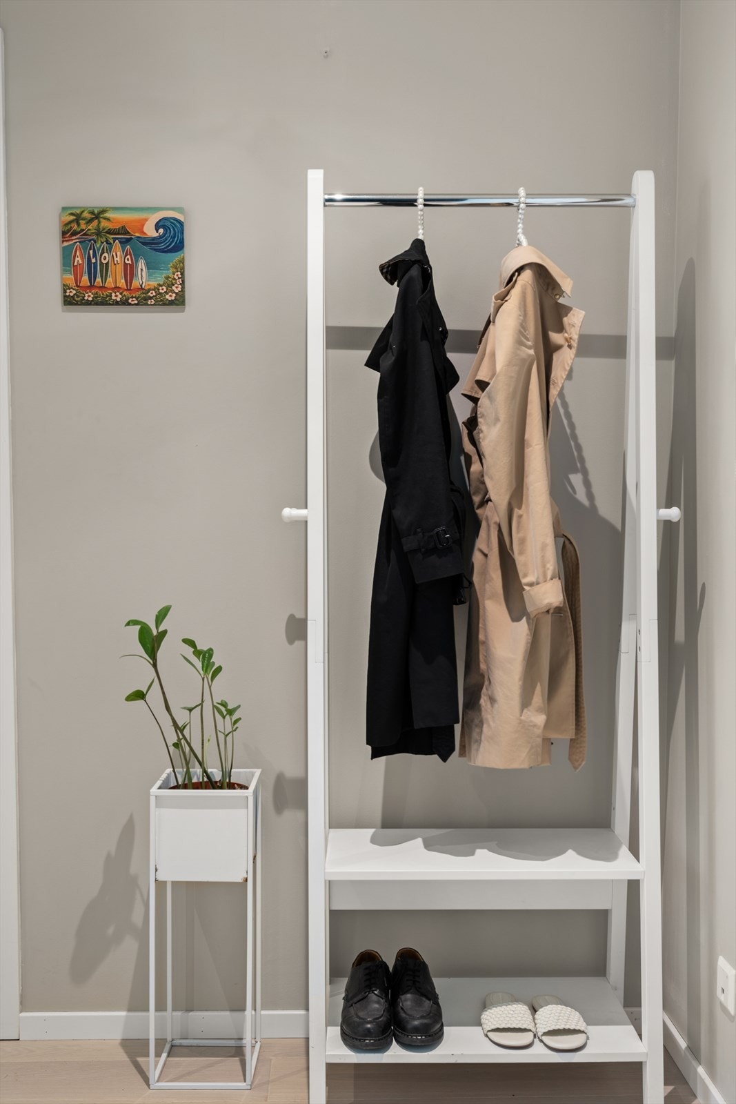 God oppbevaringsplass i entréen og høyt under tak Galleribilde