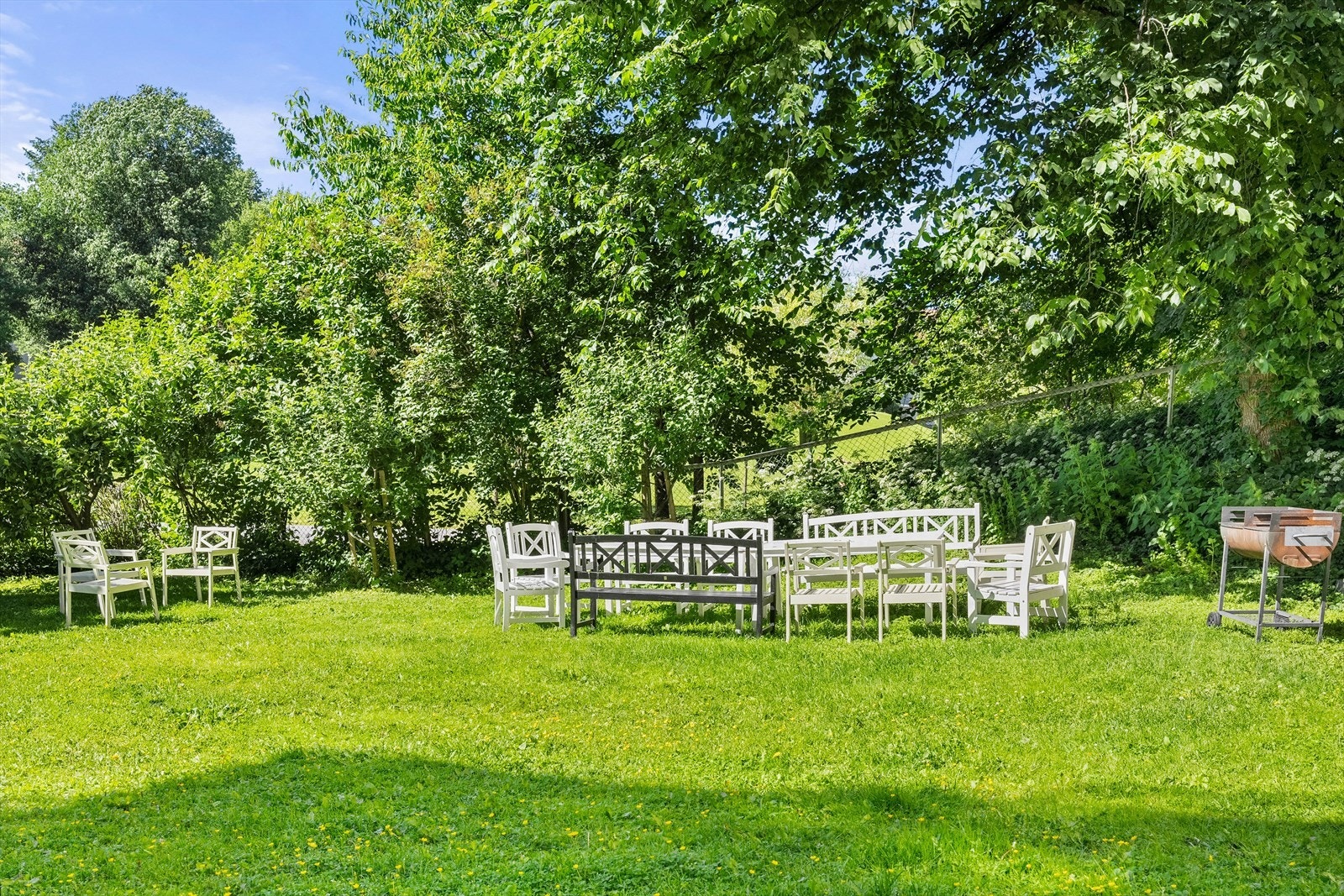 Idylliske fellesarealer i sameiet med bland annet sittegrupper, grill mm. Galleribilde