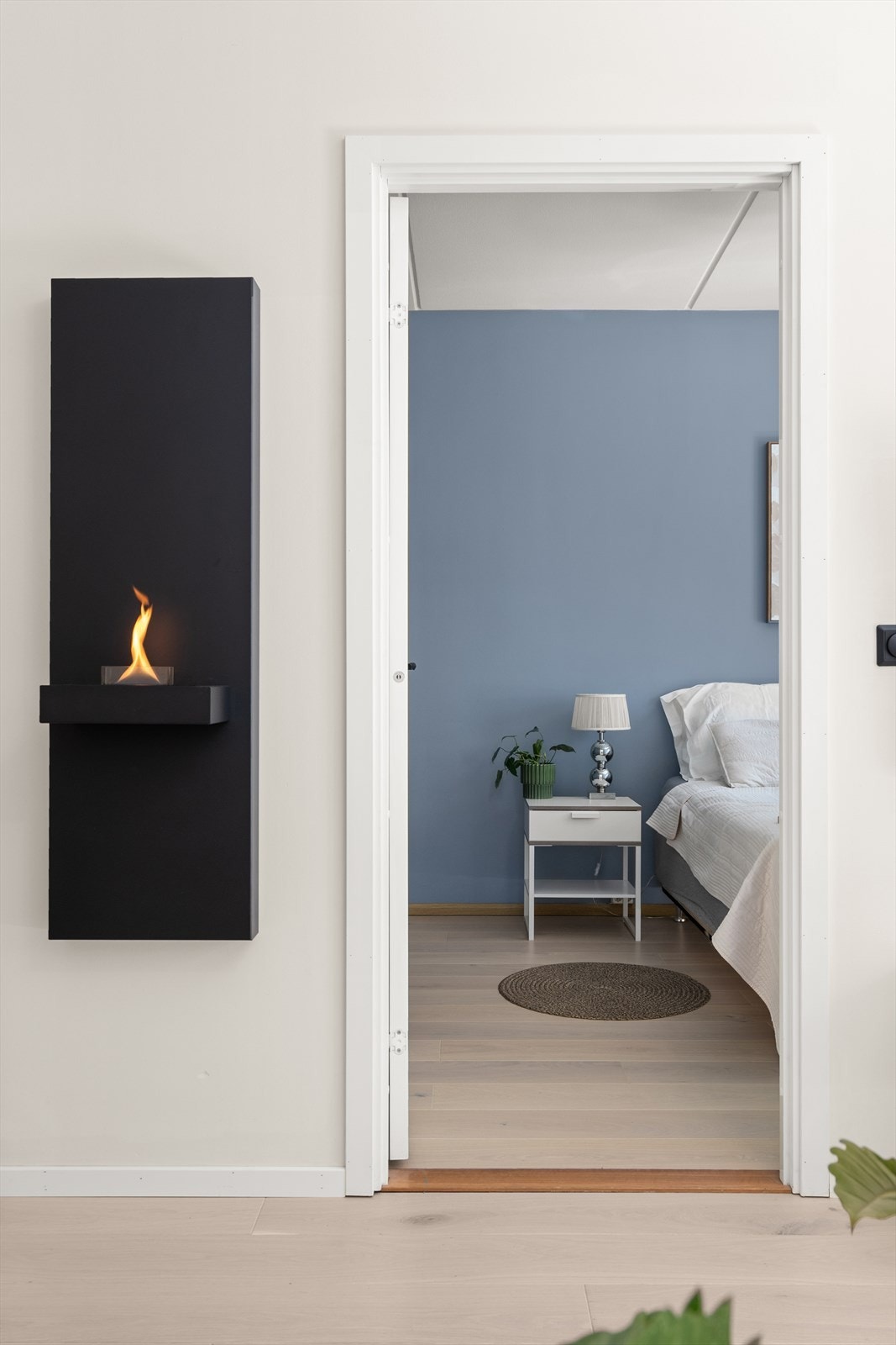 Soverom ble oppusset i 2023 med nytt gulv, malt vegger og nye lister Galleribilde