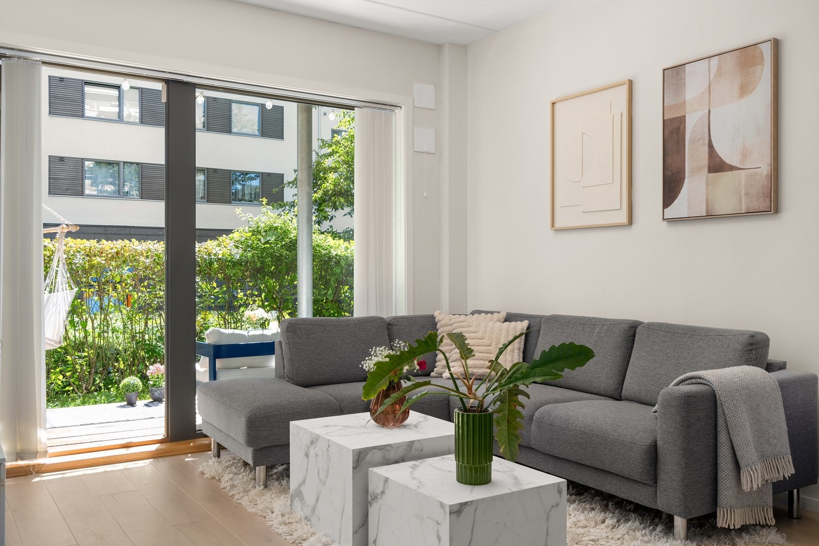 Overflateoppusset i 2023 med ny 1-stavs parkett, lister og malt i moderne farger Galleribilde