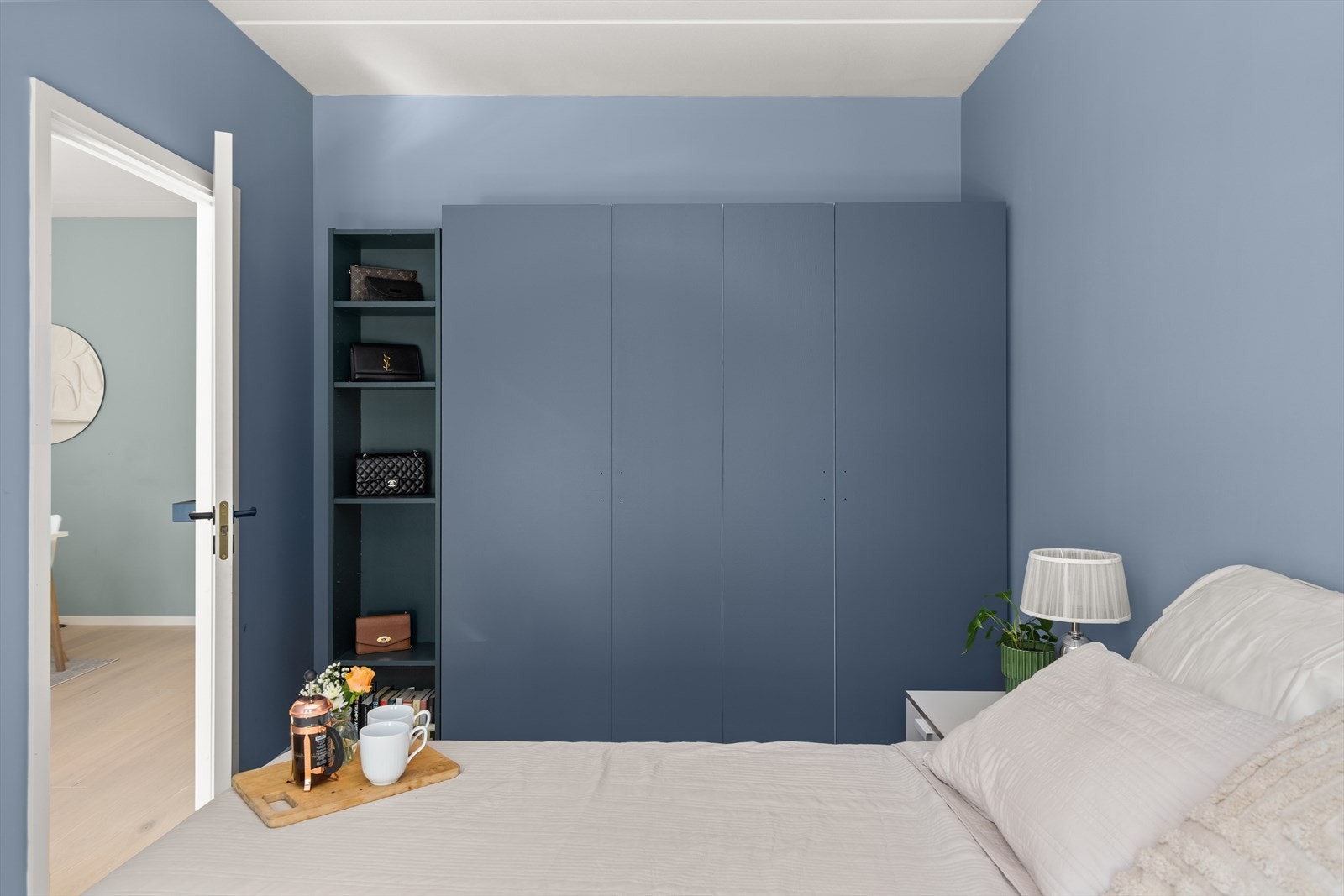 Godt med lagringsplass i stor garderobe Galleribilde