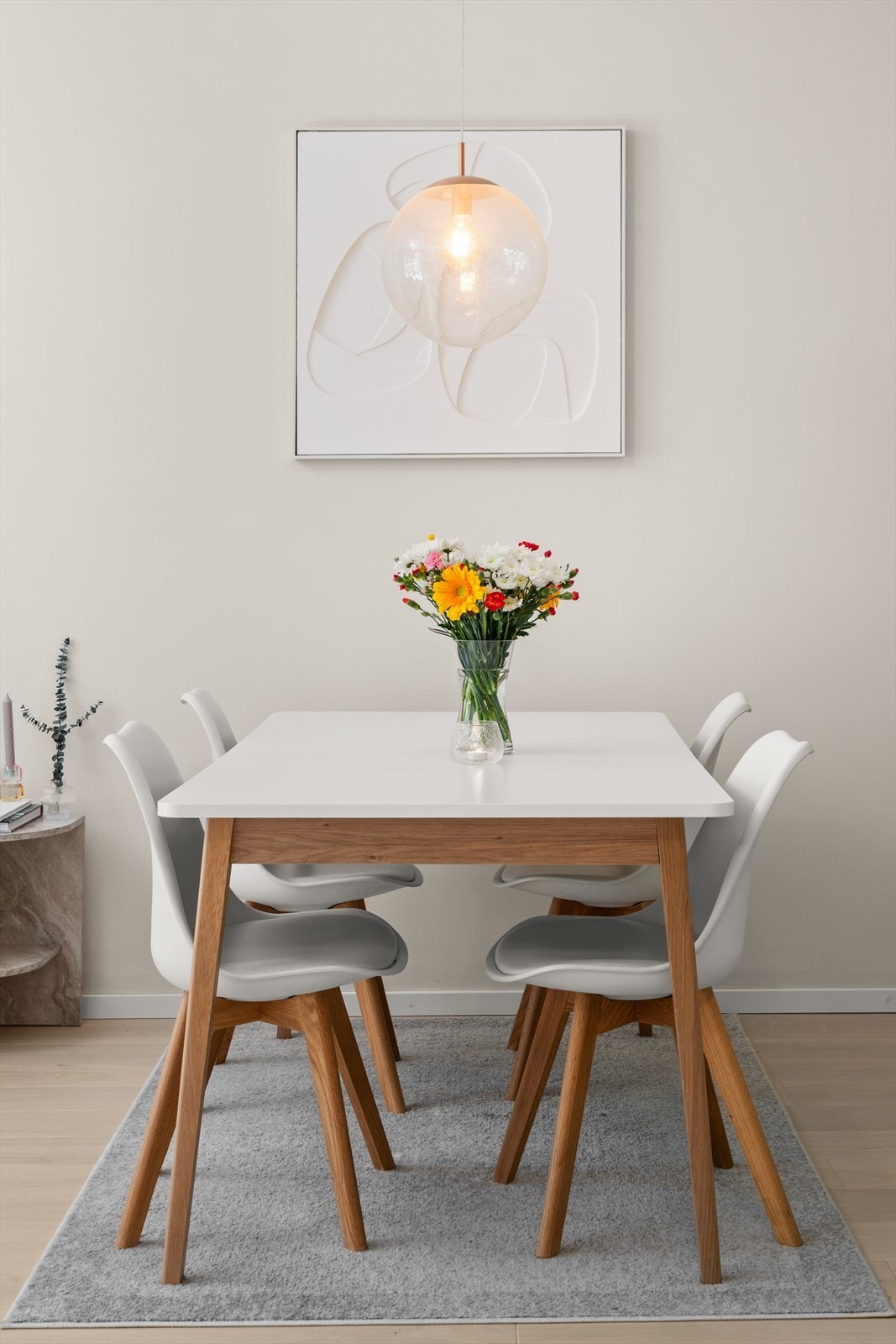 Romslig stue med flere soner, god takhøyde 2,71m og stor vindusflate som gir rikelig med naturlig lys Galleribilde