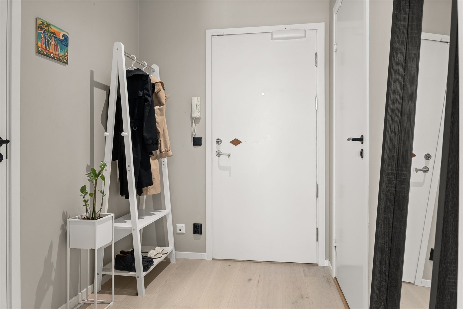 Romslig entré. Nytt gulv, overflatemaling og lister fra 2023. Dørhåndtak og lysbrytere fra 2024 Galleribilde