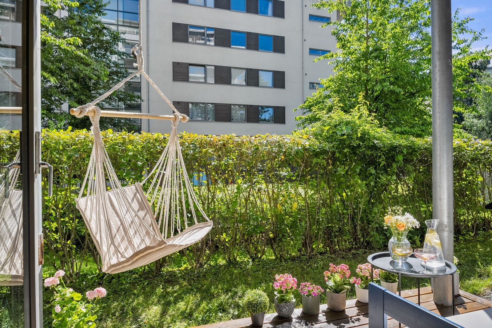 Privat sydvendt markterrasse på 9m² med sol fra morgen til kveld (sommer) Galleribilde