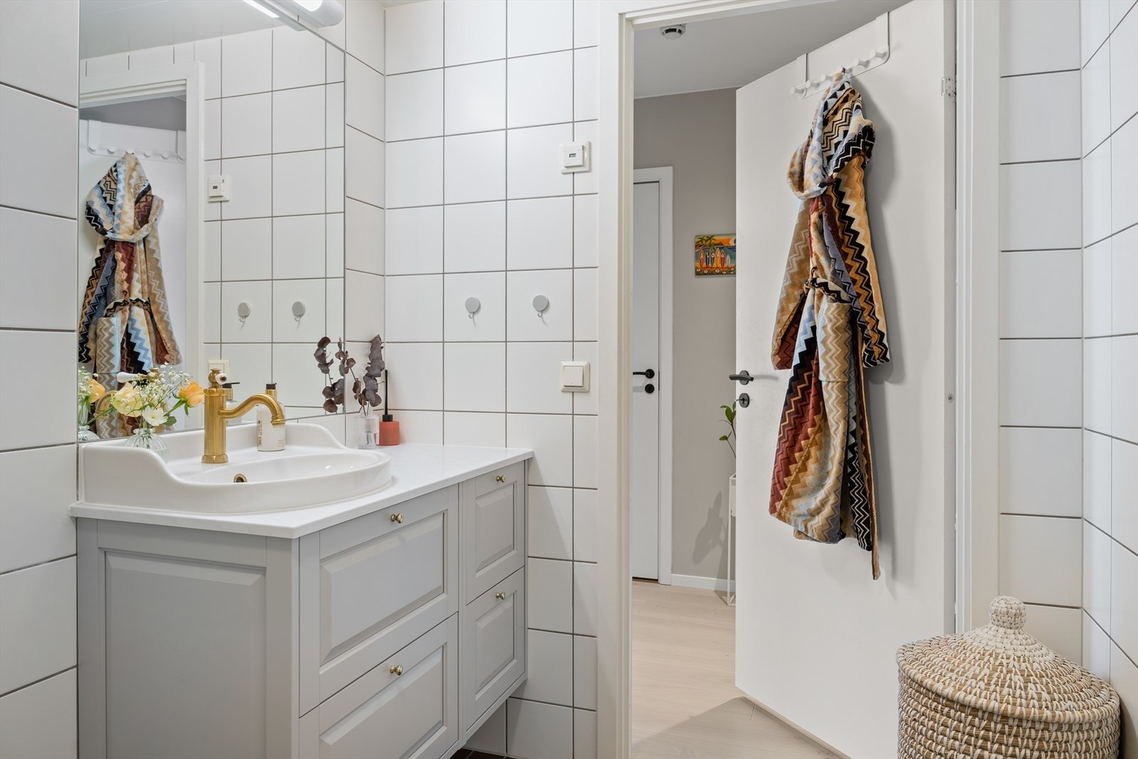 Moderne badeservant fra april 2024 med god lagringsplass Galleribilde