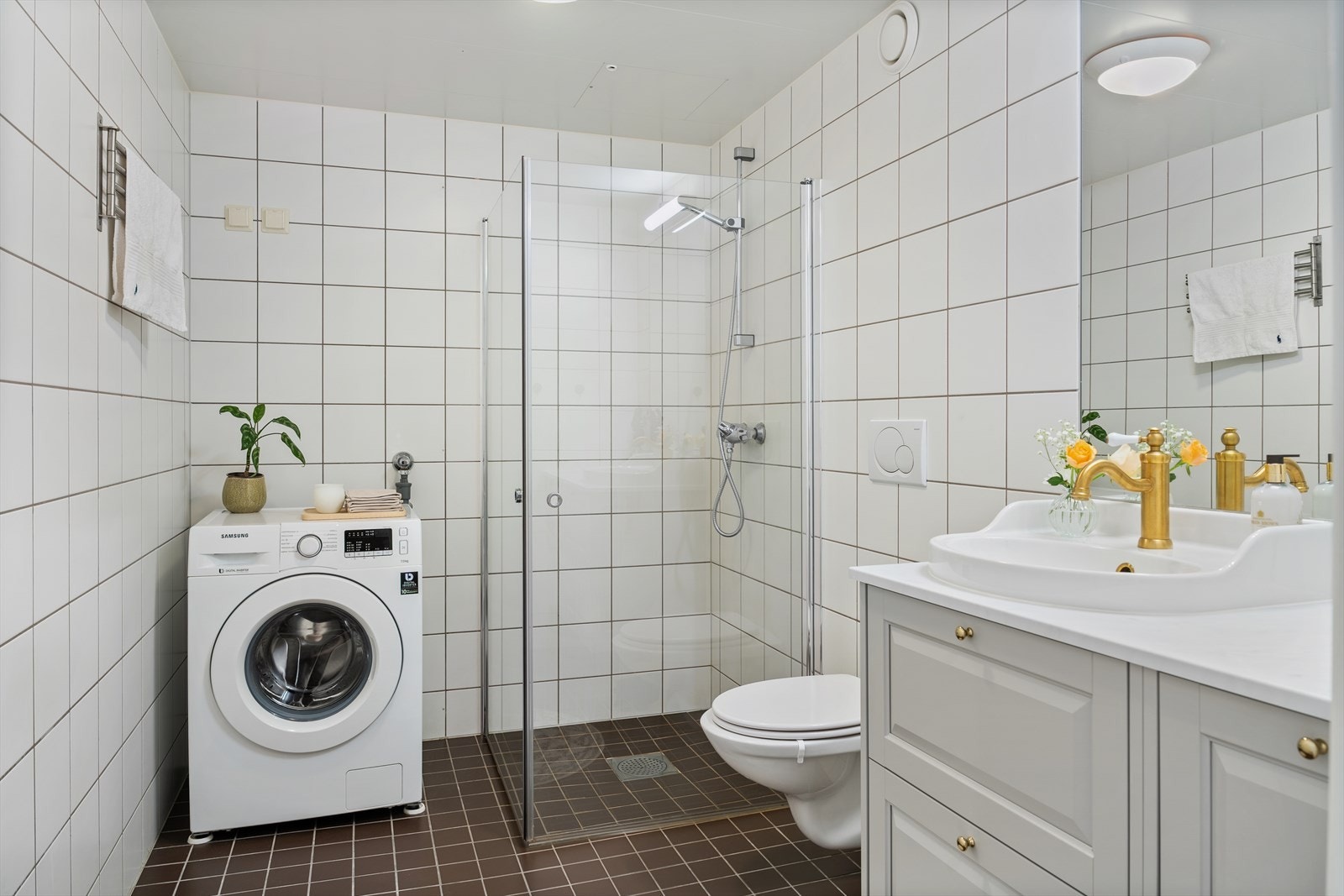 Delikat flislagt bad med varmekabler og god ventilasjon Galleribilde