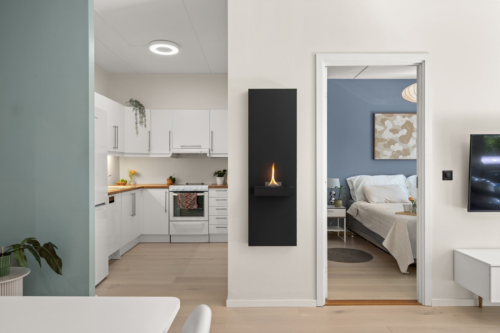 Innholdsrikt kjøkken i åpen løsning mot stue Galleribilde