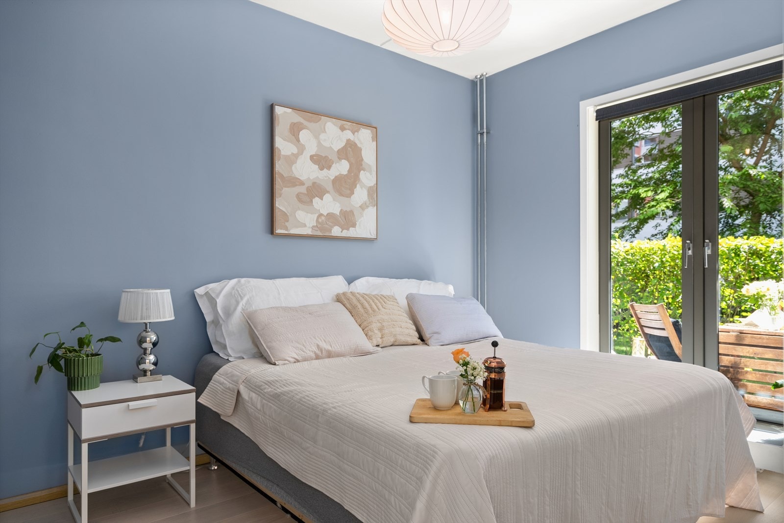 Soverom vender mot rolig bakgård - stille og rolig både morgen og kveld Galleribilde