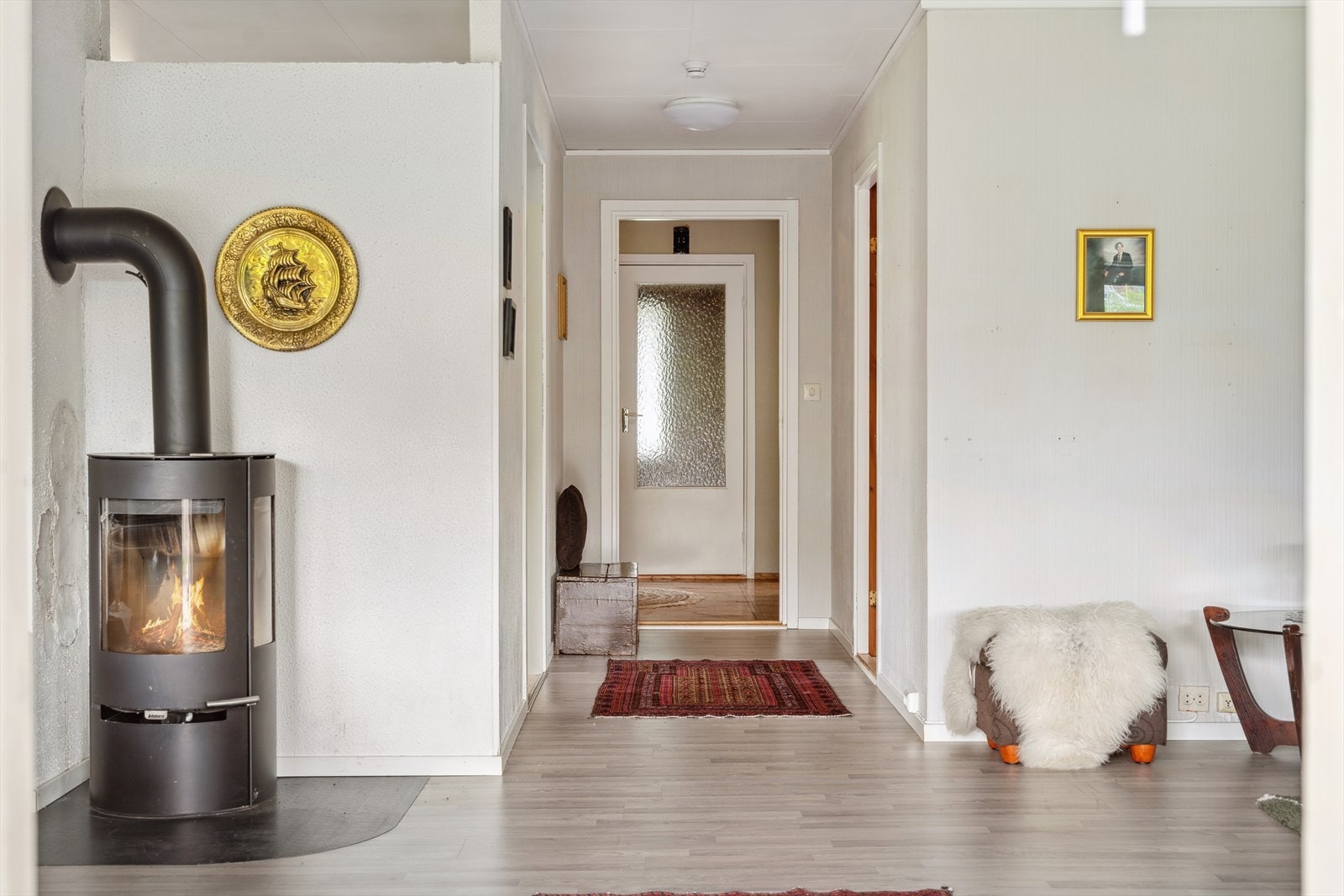 Stue er utstyrt med vedovn. Galleribilde