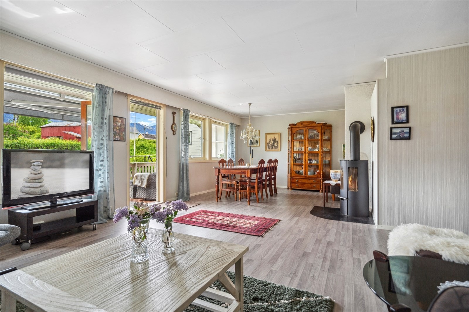 Fra stue er det utgang til veranda. Galleribilde