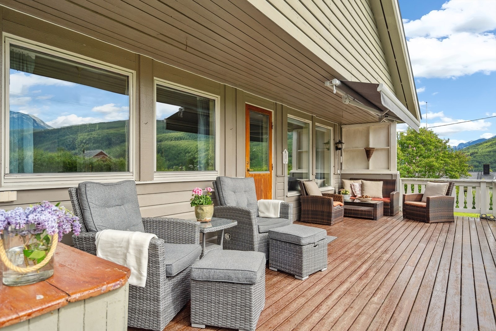 Stor veranda som er delvis overbygd. Verandaen er utstyrt med markise og gir god plass for utemøblement. Galleribilde