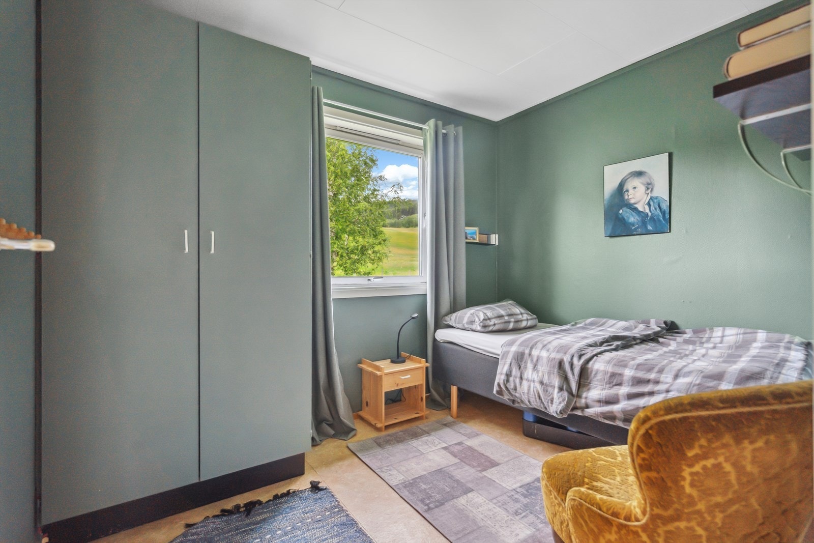 Soverom 3 er malt i en moderne fargetone. Galleribilde