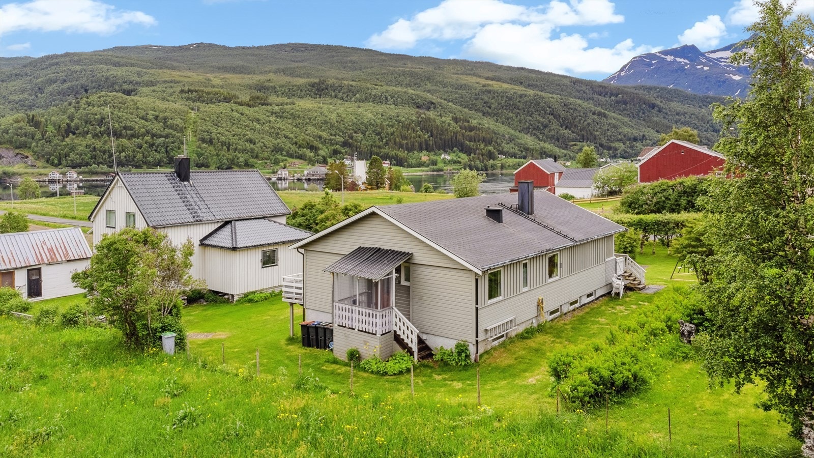 Stort og grønt hageområde omkring boligen. Galleribilde