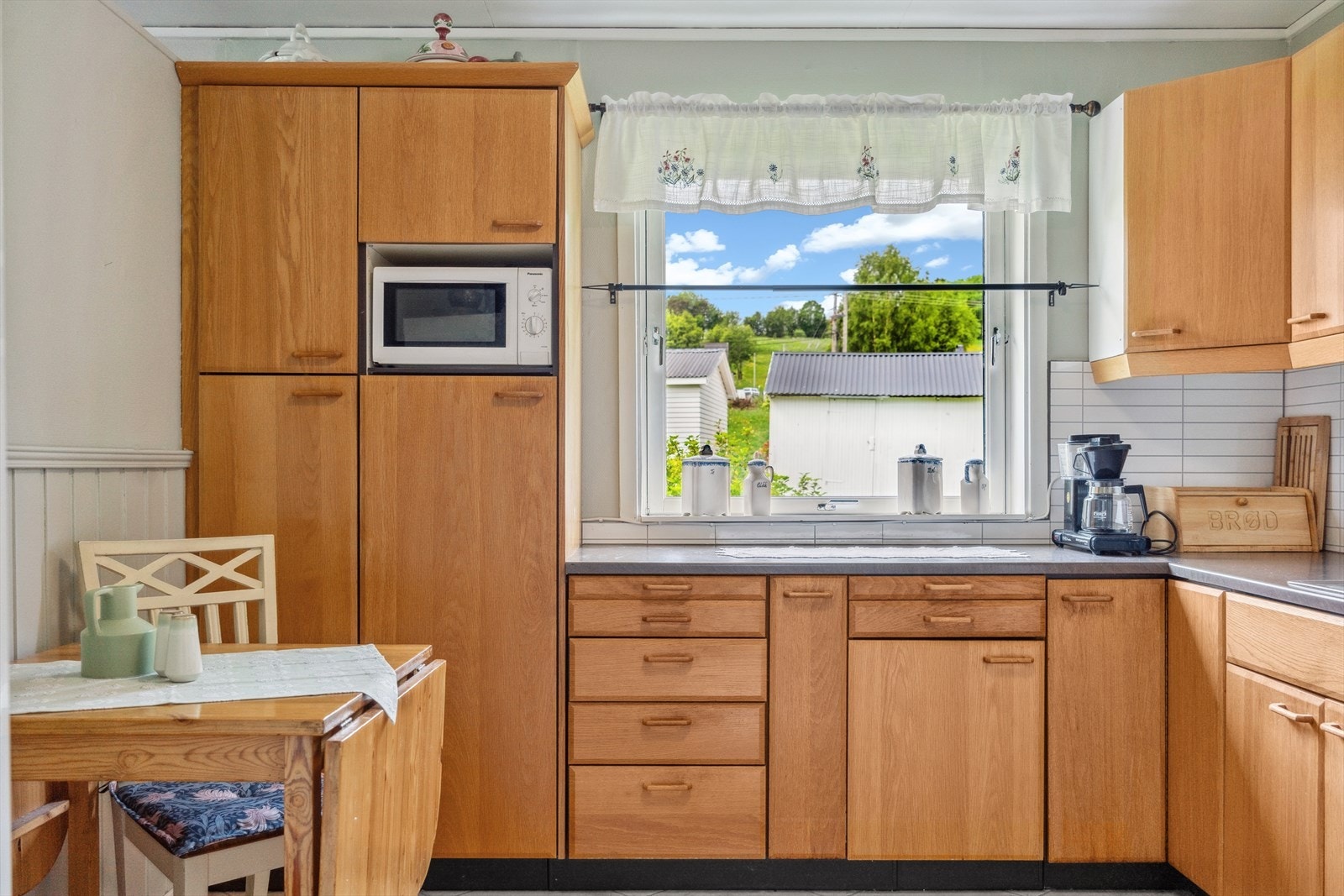 Kjøkkenet byr på mye skap- og benkeplass. God plass for kjøkkenbord. Galleribilde