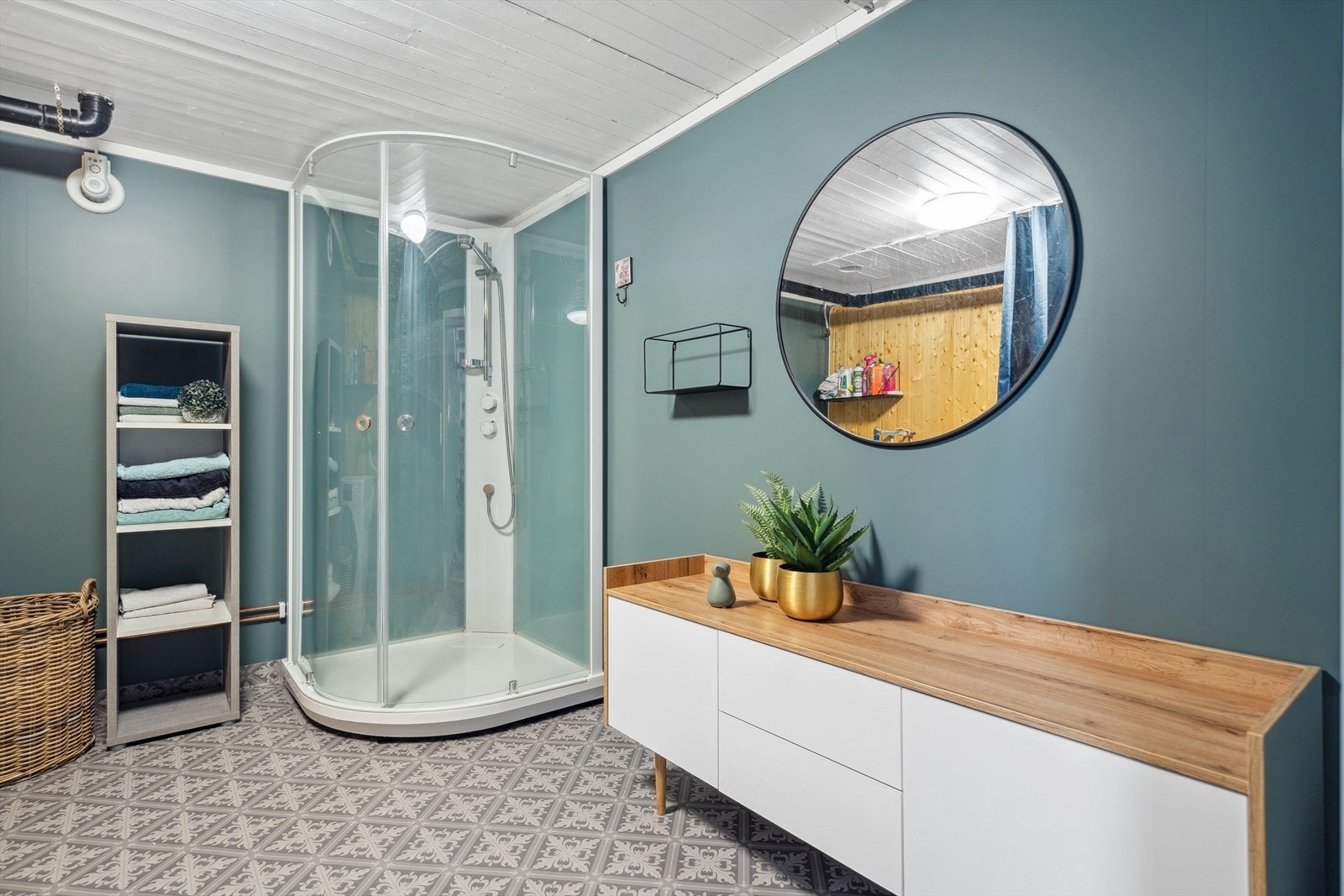 Pent vaskerom i underetasje med dusjkabinett og opplegg for vaskemaskin. Vaskerommet ble oppusset i 2019. Galleribilde