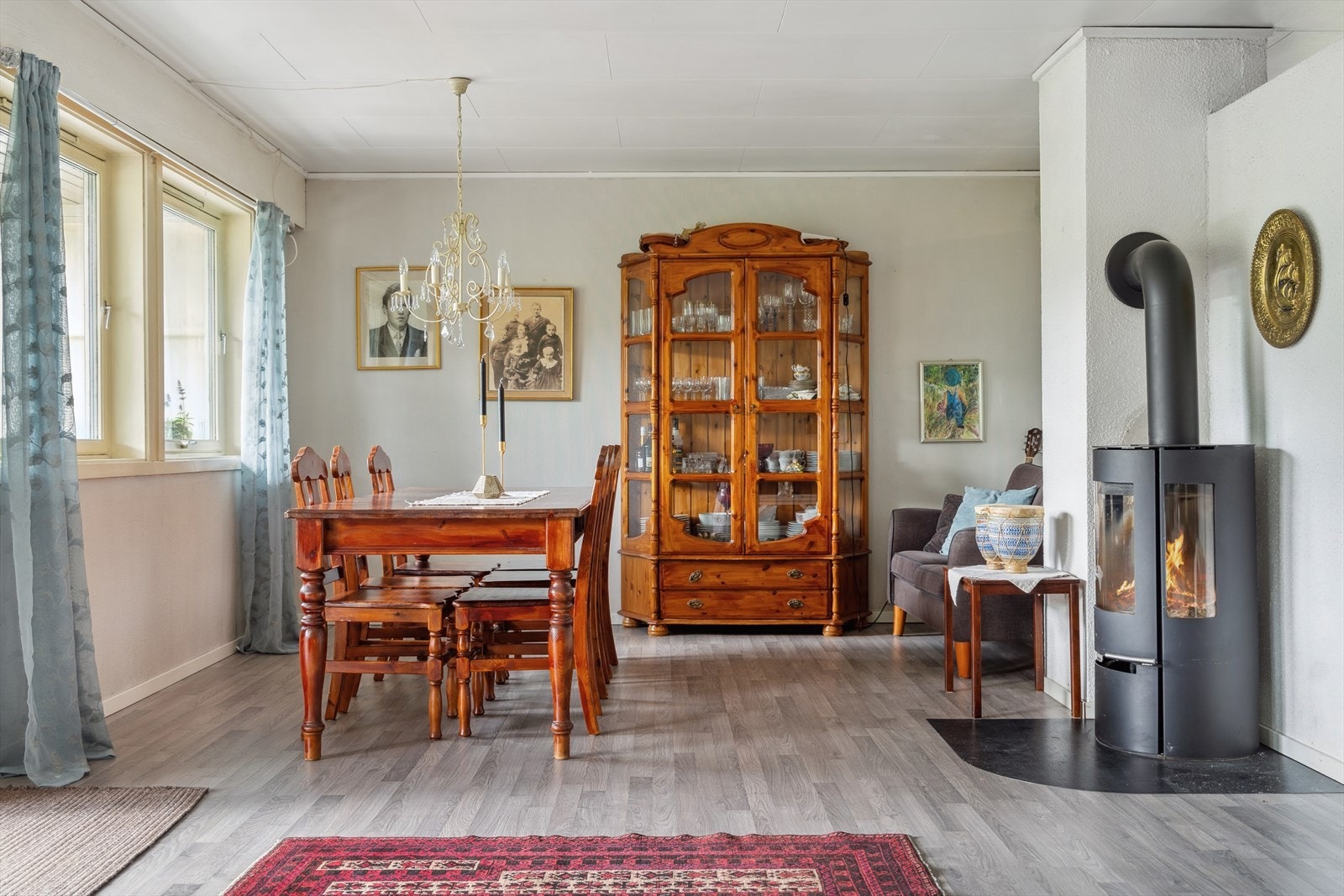 Stue gir også god plass for en større spisestuegruppe. Galleribilde