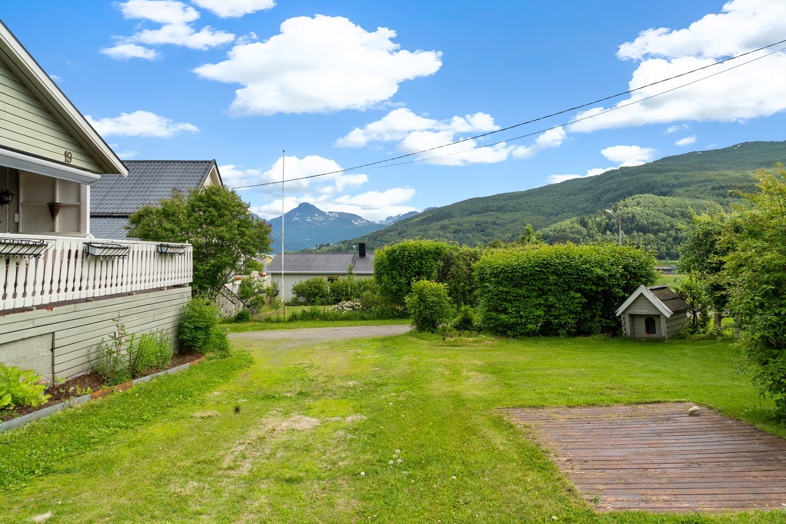 God plass for parkering på tomten. Galleribilde
