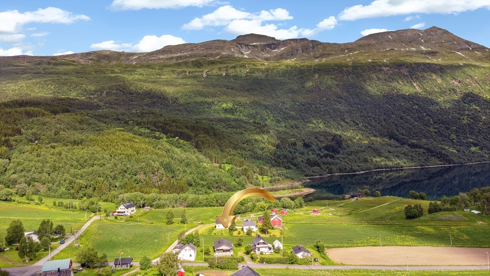Idylliske omgivelser med nærhet til sjøen, skog og fjell. Galleribilde