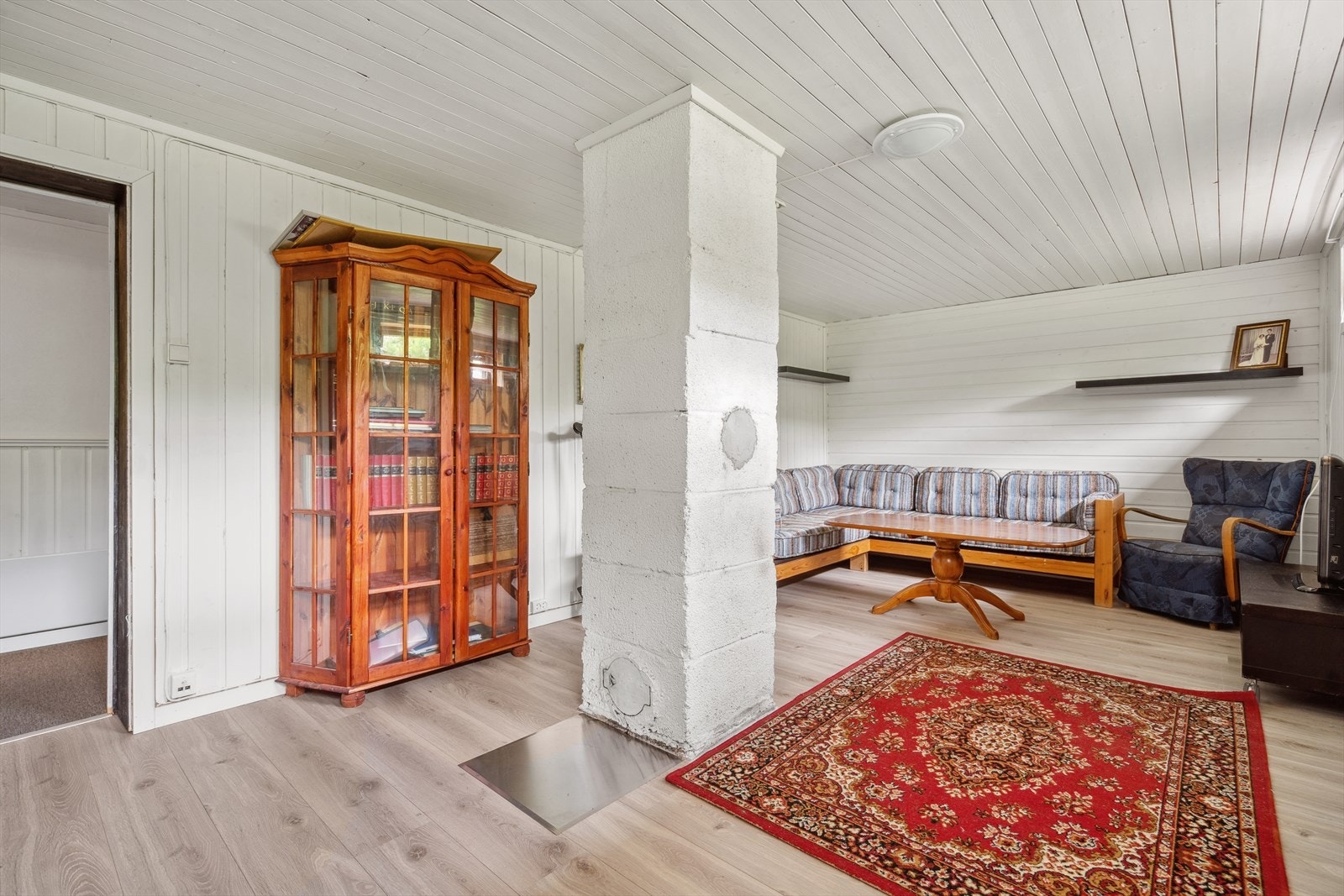 Romslig kjellerstue i underetasje. Galleribilde