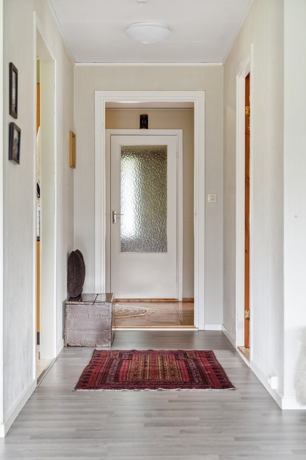 Entréen leder til boligens gang. Galleribilde