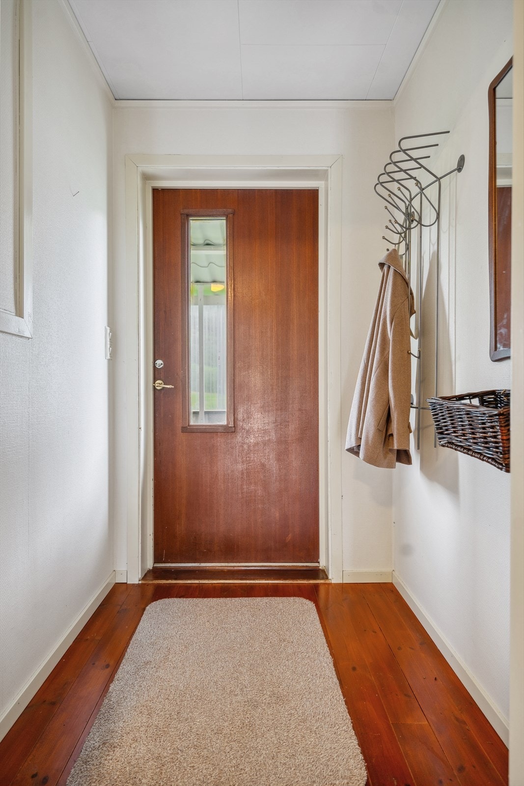 Velkommen inn! Forbi inngangsdøren venter en romslig entré utstyrt med praktisk oppheng av yttertøy. Galleribilde