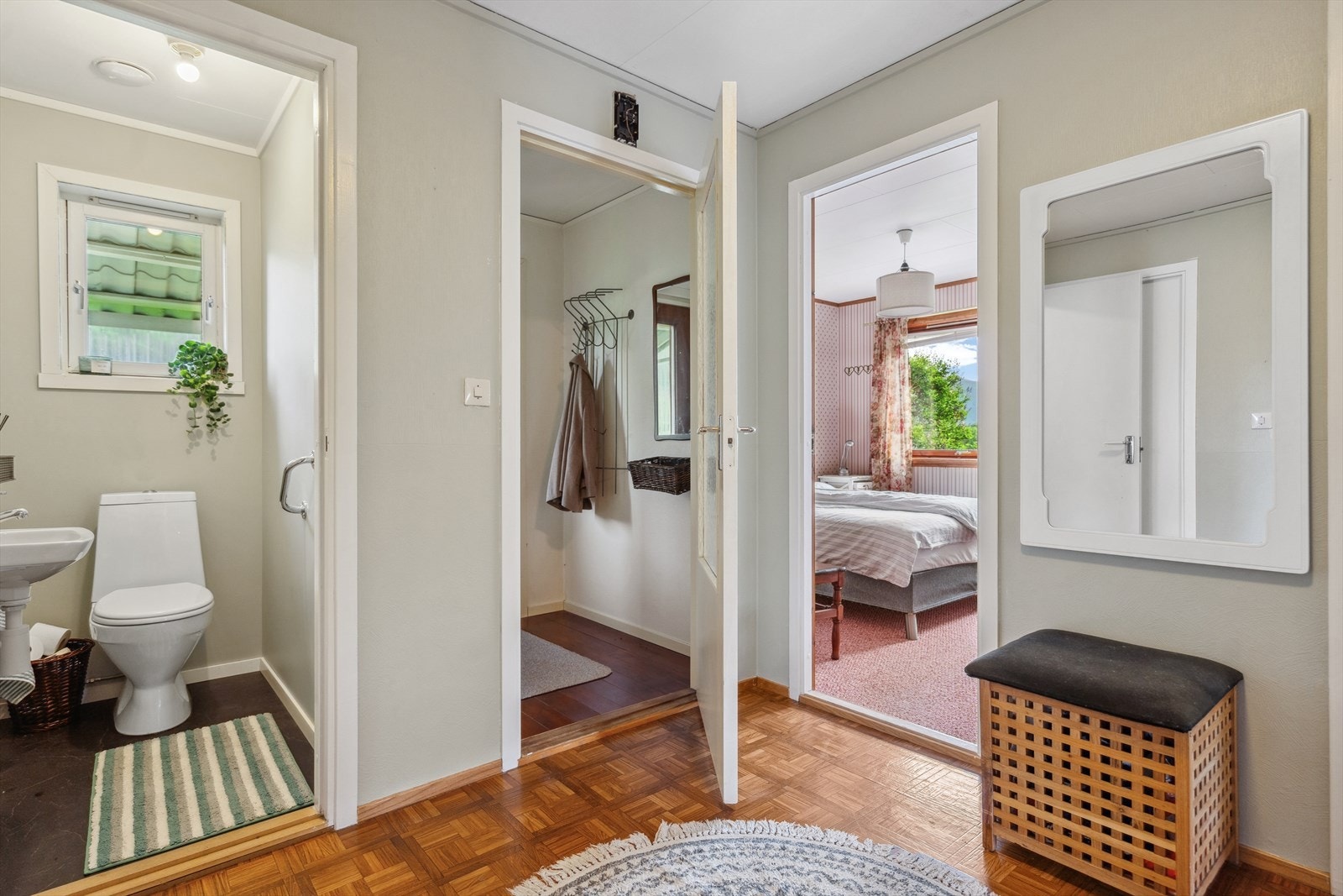 Boligen har en praktisk planløsning og inneholder 3 soverom, toalettrom og bad i praktisk nærhet til hverandre. Galleribilde