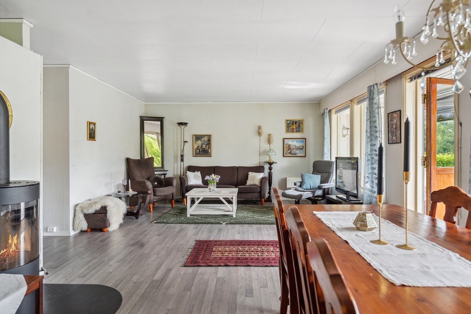 Stue gir god plass for diverse møblement. Galleribilde