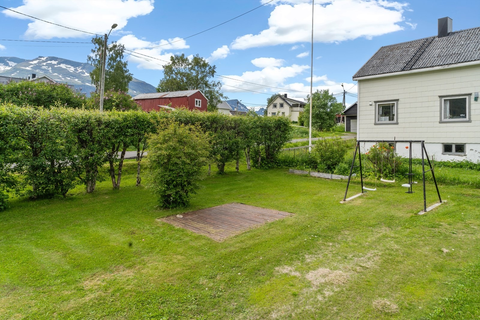 Eiendommen er omkranset av frodige busker og beplantninger, noe som sørger for at den oppleves skjermet. Hagen byr på mye lek og moro for barna. Galleribilde