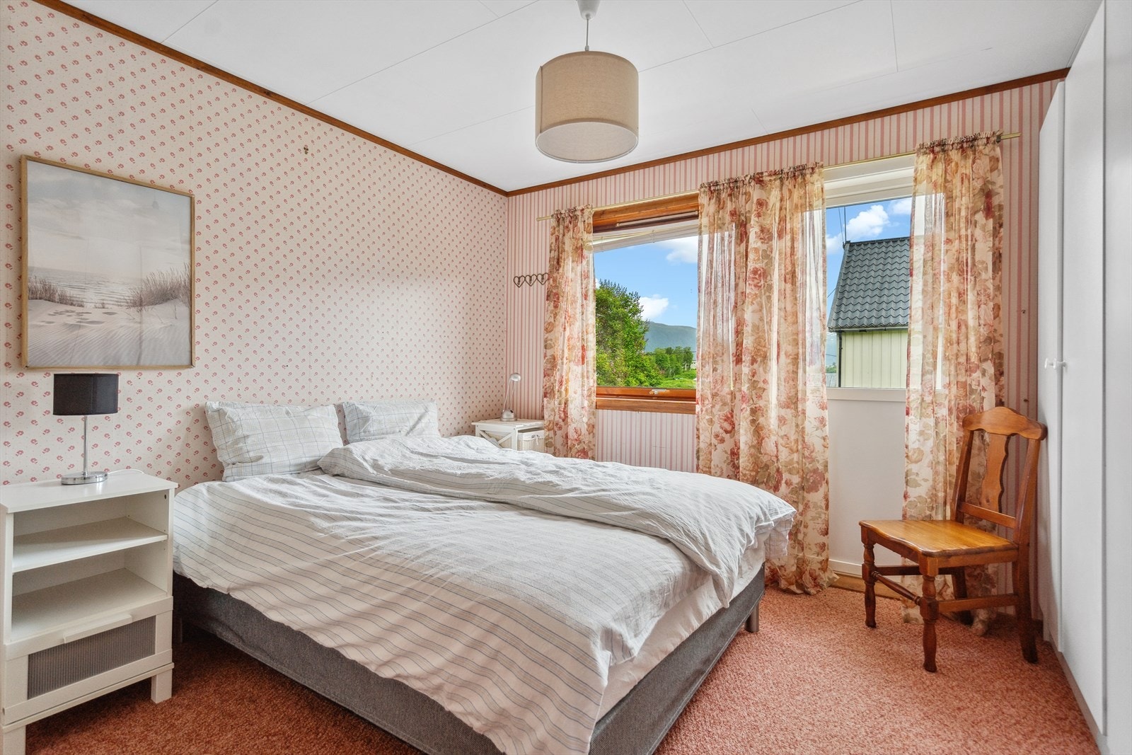 Fra soverommet er det direkte utgang til balkong. Galleribilde