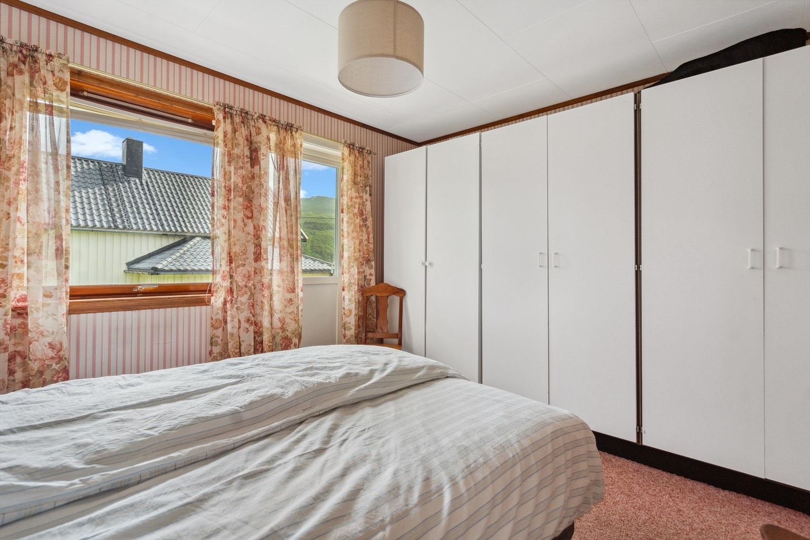 Soverom 2 er utstyrt med rikelig med garderobeskap. Galleribilde