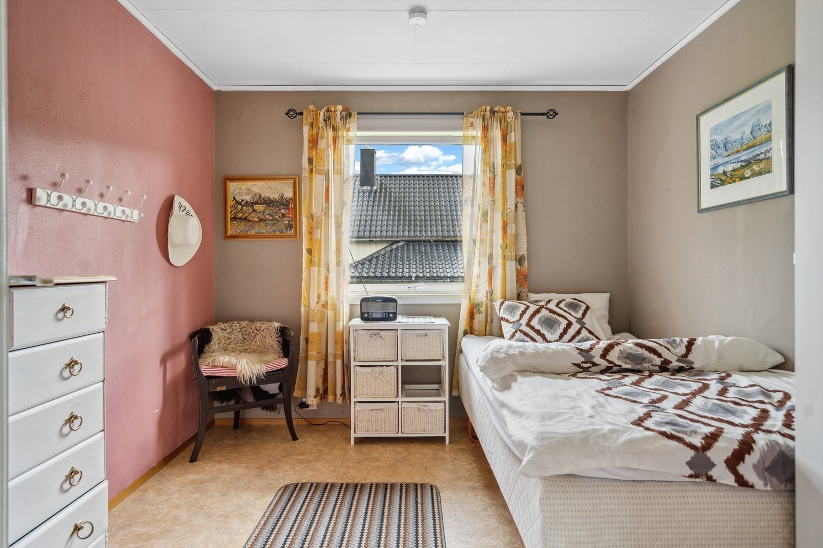 Soverom 1. Soverommene gir god plass for seng, nattbord og annet møblement. Galleribilde