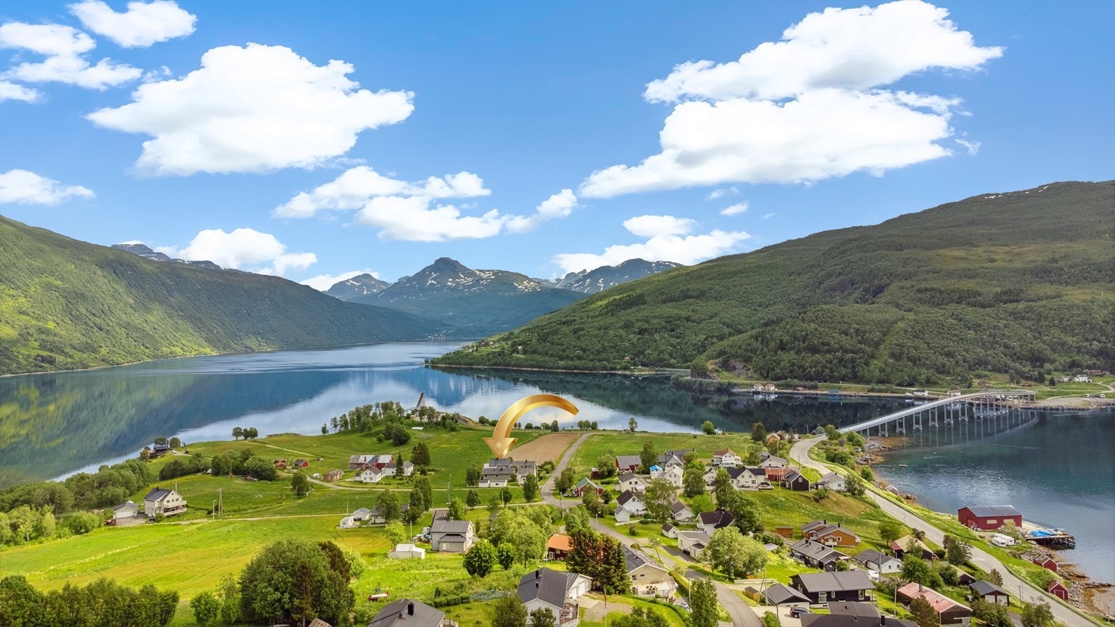 Fra eiendommen er det kort vei til legesenter, barnehager, kommunesenter, dagligvarebutikk. Galleribilde