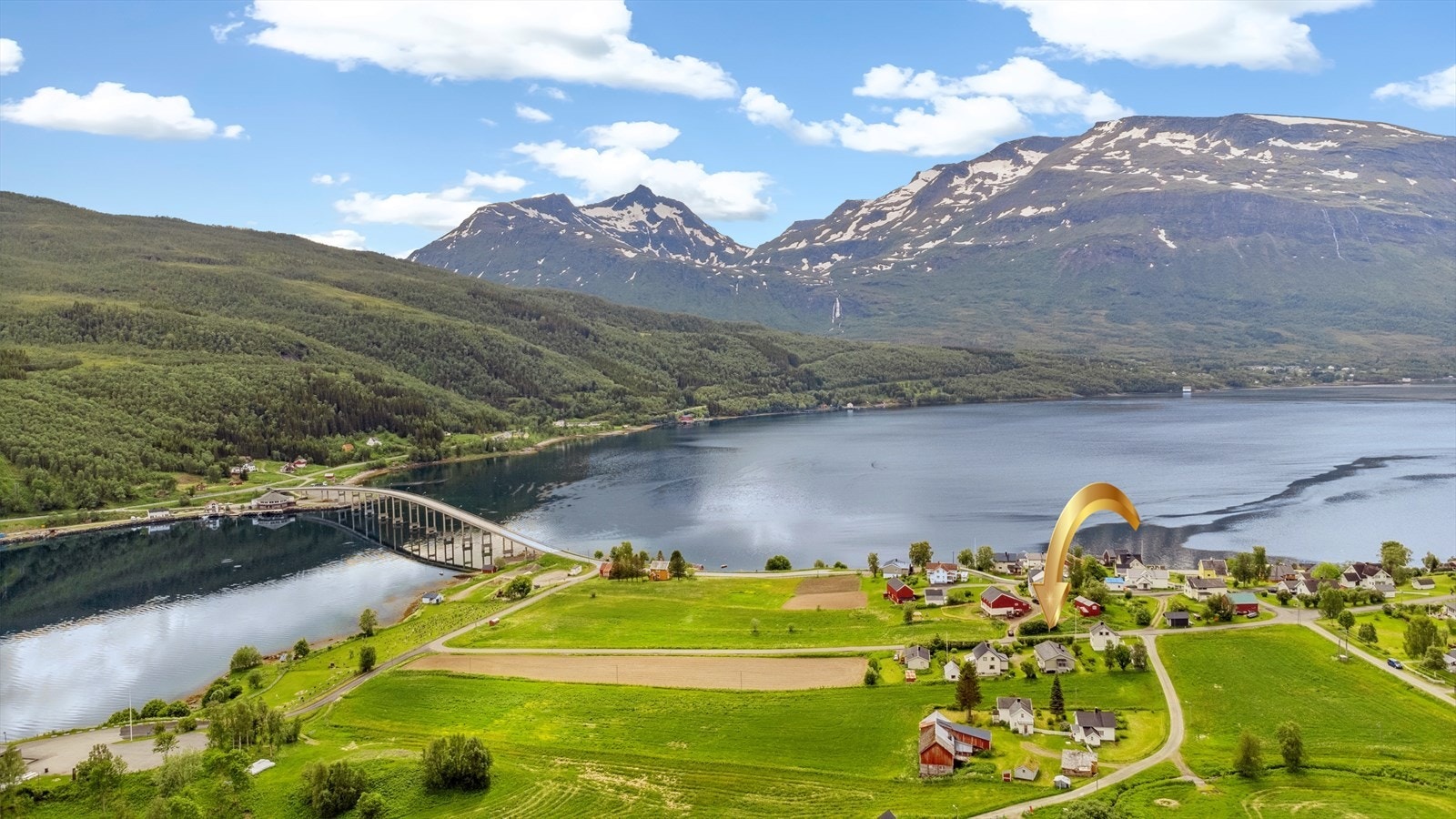 Eiendommen ligger i landlige og rolige omgivelser, med lite trafikk og støy. Galleribilde