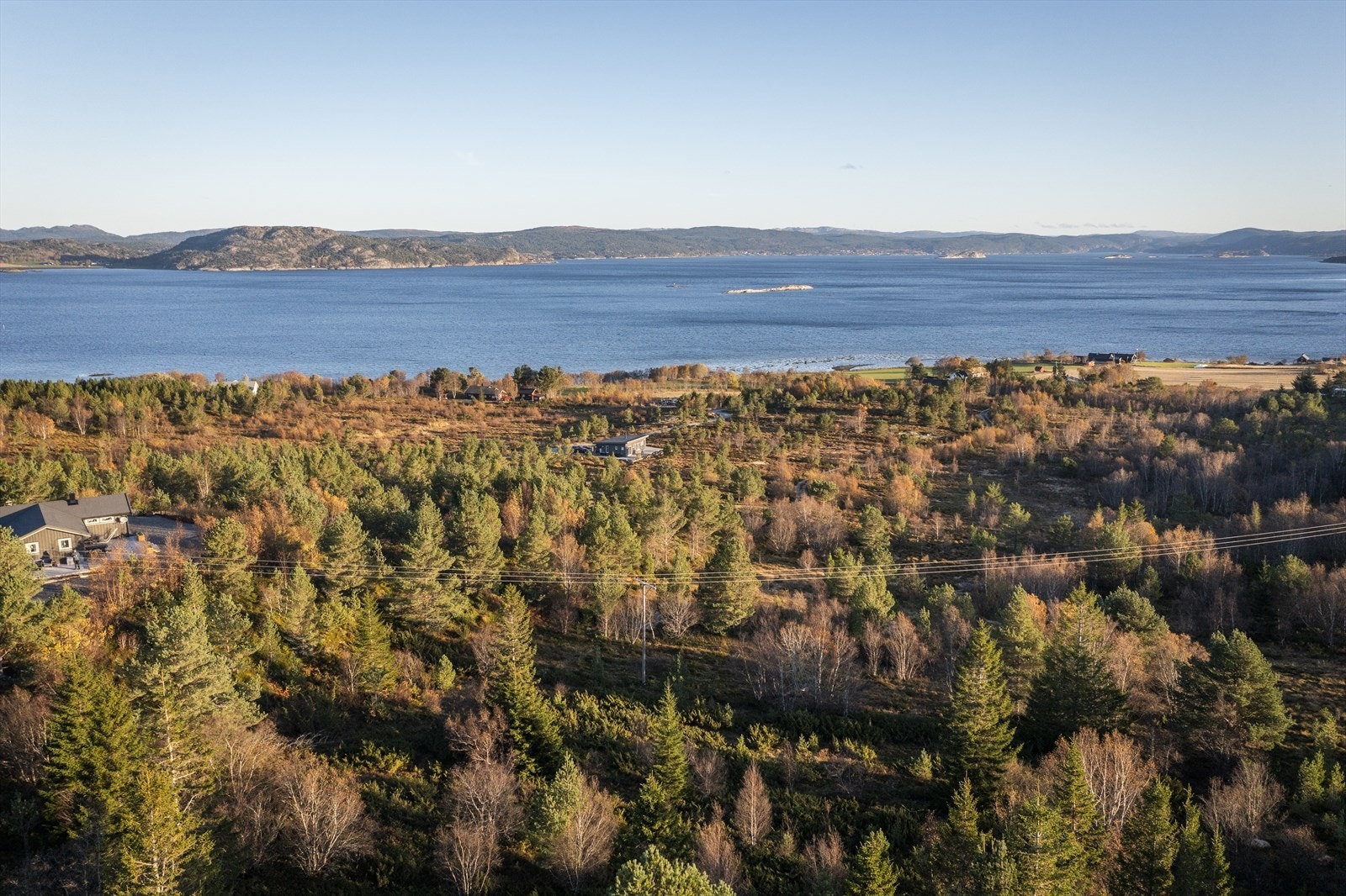 Fra Fevåg er det kun 16 min kjøring med bil til Rissa sentrum. Galleribilde