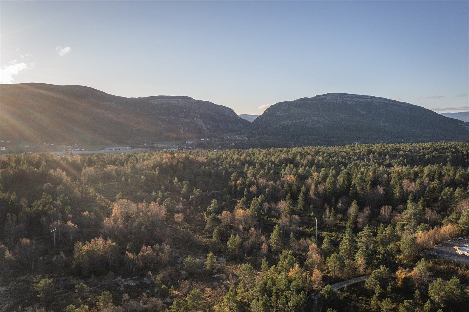 Eiendommen vil bli fradelt før overtakelse og måler ca. 25 000 m². Galleribilde