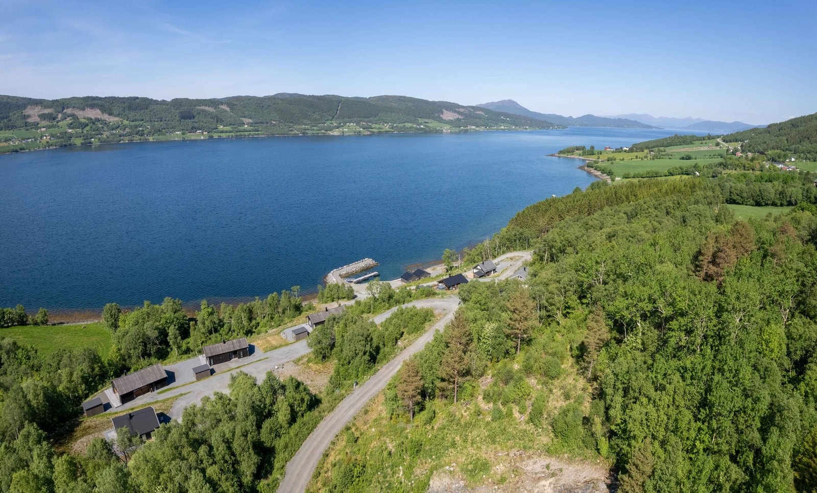 Dronefoto over tomteområdet.
Her skimtes også øya Frei i det fjerne Galleribilde