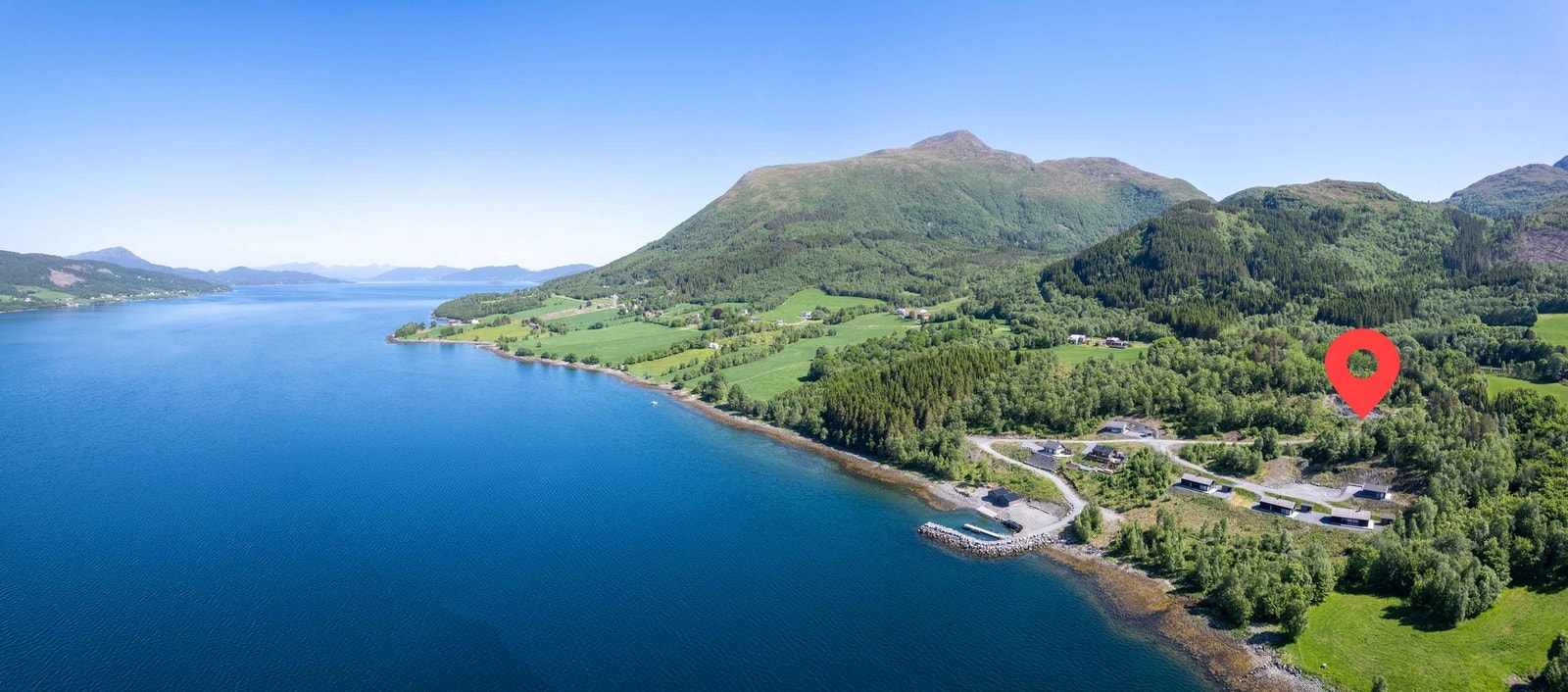 Dronefoto innover mot Freifjorden. Tomt 3 markert, ca plassering. Galleribilde