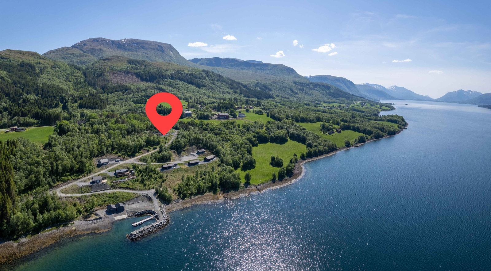 Flott beliggenhet! Dronefoto over tomteområdet mot Averøya og fjellet Mekknøken (751moh). Her går fjorden ut mot Eide og Atlanterhavsvegen Galleribilde