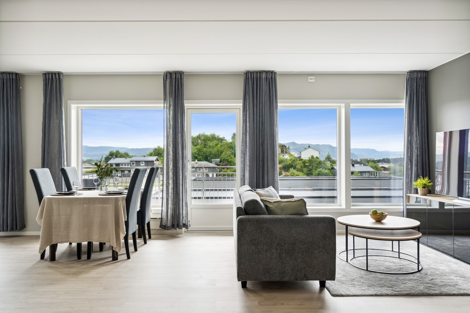 De store vindusoverflatene gir rommet rikelig med naturlig lysinnslipp. Galleribilde