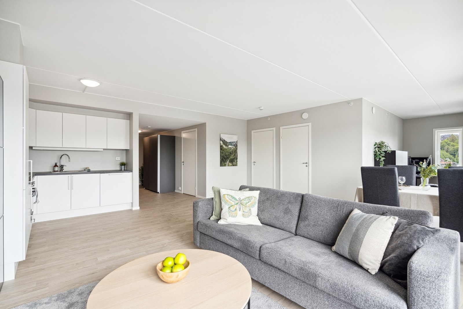 Meget romslig stue/kjøkken løsning på hele 44 kvm. Galleribilde