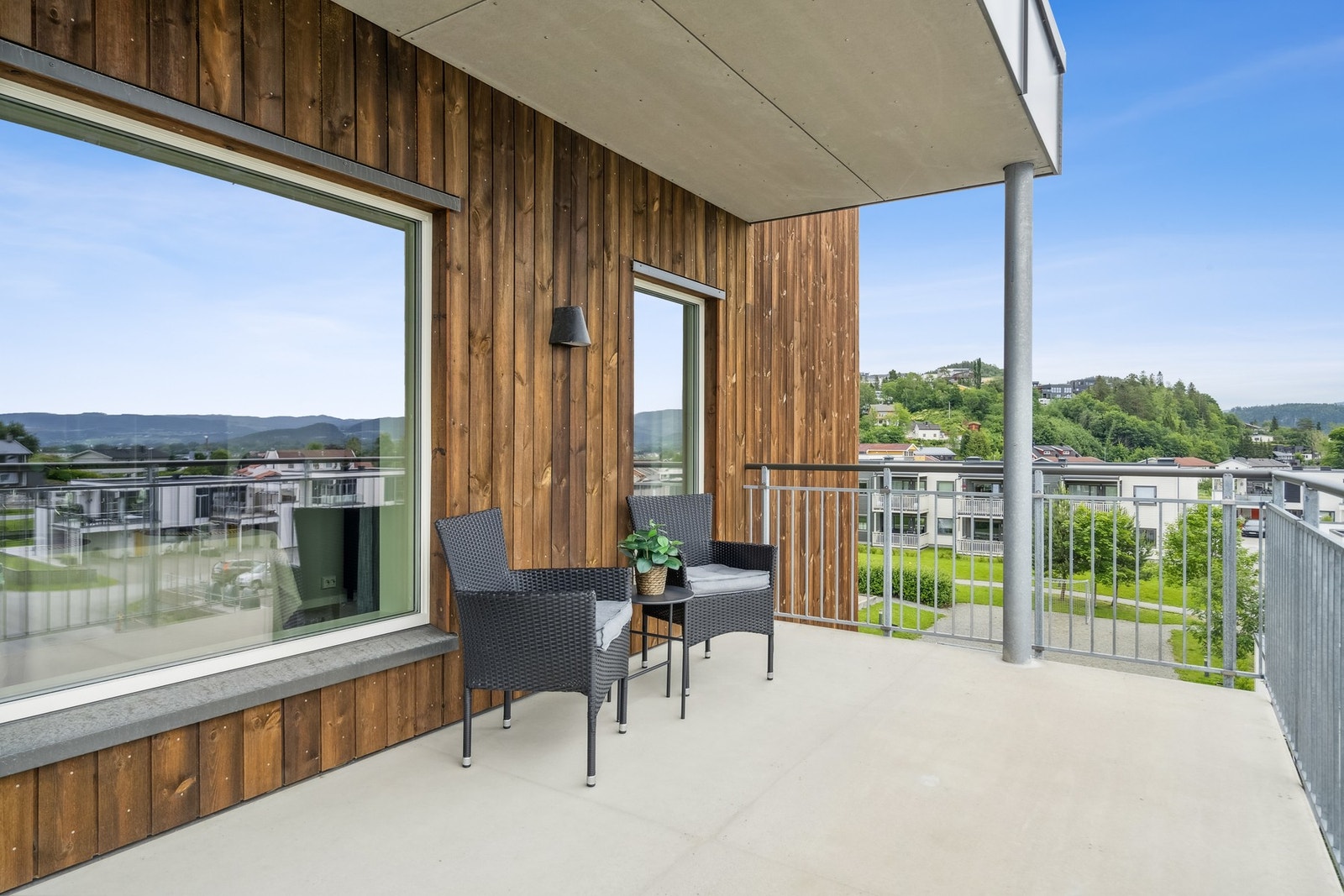 Leiligheten har en romslig balkong på 15,5 kvm. Galleribilde