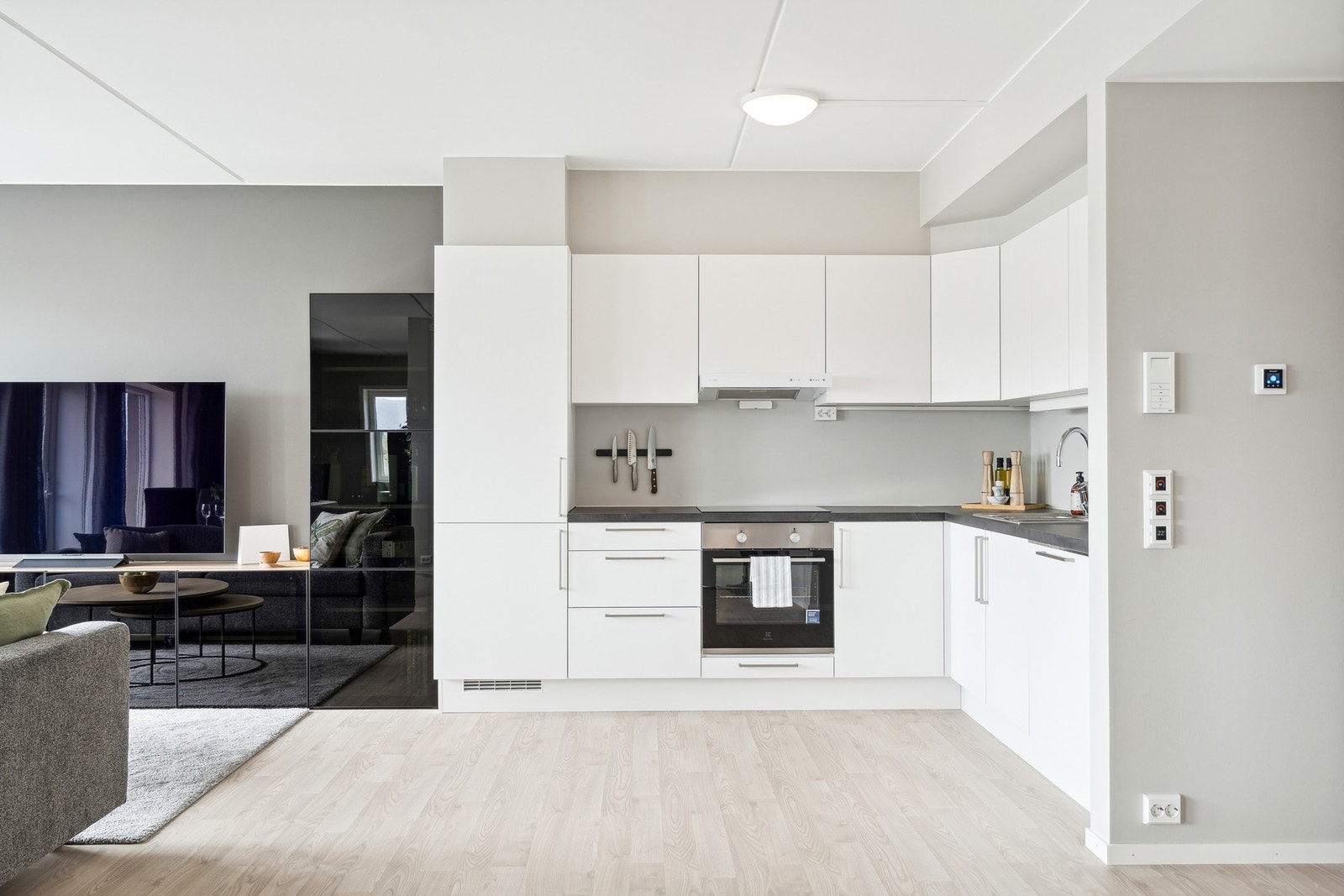 Lys og stilren kjøkkeninnredning i moderne utførelse. Galleribilde